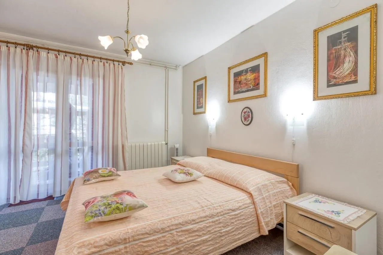 Apartment Complex Nevia 포레치 게스트하우스